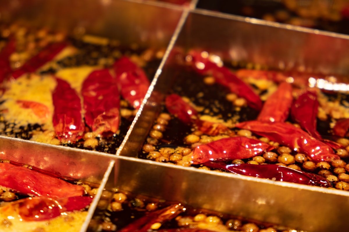 Getrocknete Chilis und Gewürze in Edelstahlwannen